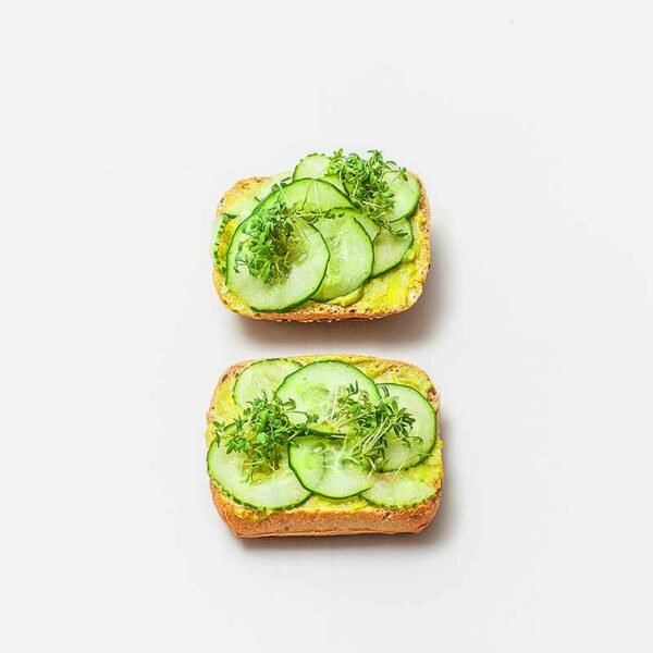 Halbe belegte Brötchen mit Avocado und Gurke (2 Stück)