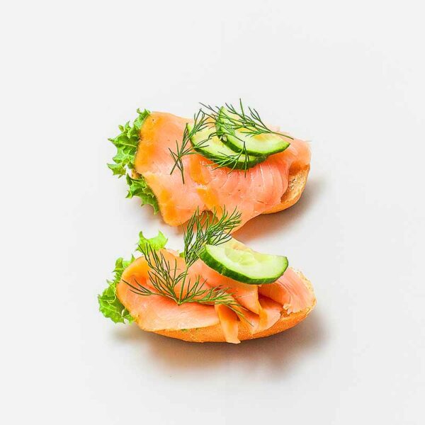 Halbe belegte Brötchen mit Lachs (2 Stück)
