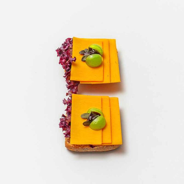 Halbe belegtr Brötchen mit rotem Cheddar (2 Stück)
