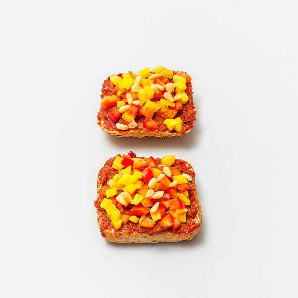 Halbe belegte Brötchen mit Tomatencreme und Paprika (2 Stück)